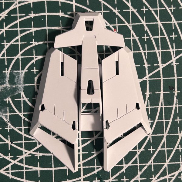 フロントアーマーとリヤアーマーにスジ彫りを追加しました。MGは各パーツがHGに比べて大きいのでスジ彫りが入れやすいですね！（3枚目）