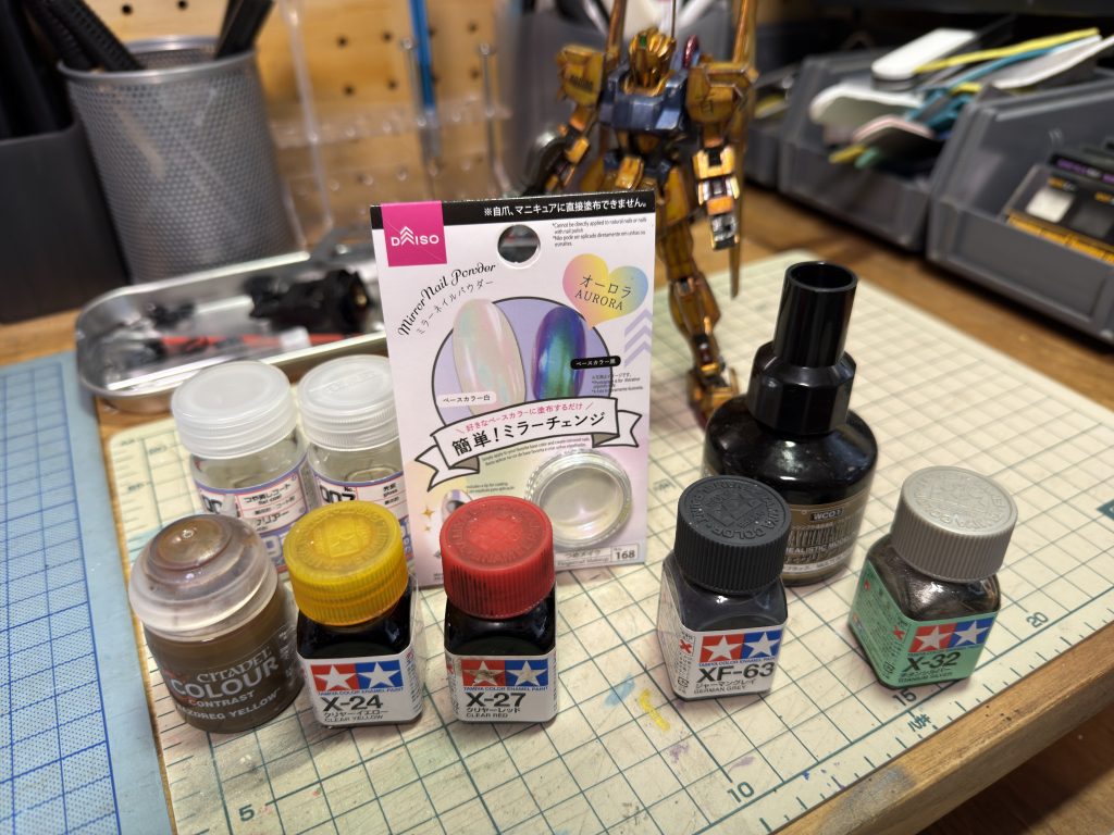 ◾️塗装レシピ・ゴールド部成型色の上からシタデルコントラストMAZDREG YELLOWを凹凸が強調されるように筆塗り→各面中央にエナメルクリアイエロー※成型色ゴールド下地にクリアカラーのような下地が透けるシタデルコントラストを塗ることで、凹部を暗くしつつ、凸部はキャンディ塗装のように艶を出すことがました。・胸部、バックパック部成型色の上から透明クリア光沢とつや消し混色した半光沢に100均ミラーパウダーを加えてエアブラシして偏光塗装・足底部、ダクト部成型色の上から面中央にエナメルクリアレッド→ウェザリングカラーグランドブラウンでフィルタリング◾️ウェザリングウェザリングカラーマルチブラックで墨入れ→エナメルジャーマングレーでチッピング→エナメルチタンシルバーでドライブラシ