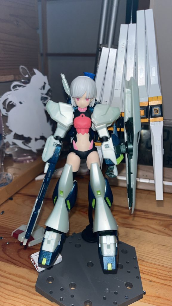 これが塗装前です。ファンネルはジャンクパーツを中古ショップで購入。(6個で400円ぐらい)ただ、 どう組み替えてもこれにしかなりませんでした。組み立ての問題ではなく、本来のものが欠けていたので、ここは悔しかったですが、割り切ってこの形に。