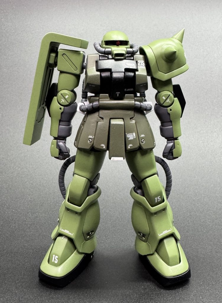 改修箇所は、胸部形状の変更、シールドの延長、フロントアーマーの形状変更、肩部スパイクの置き換え、各部スラスターの追加、などです。脇腹はポージングにも影響がある為、省略してます。