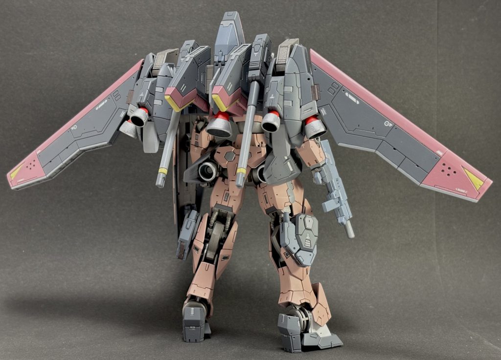 ▲バックショット　バーニアモリモリでテンション上がります   そして今回はビルド改造ということでプレイバリューにもこだわりました　コンセプトはズバリ　ジャスティス＋フリーダム！