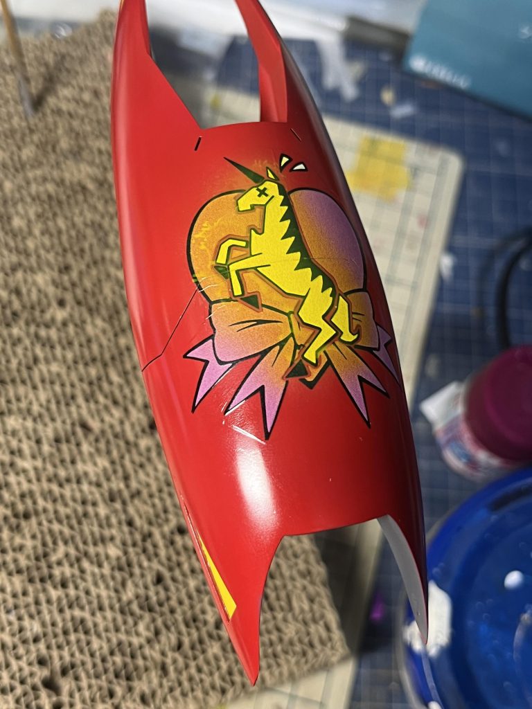 デカールは2枚重ね貼りしましたが、それでもユニコーンの黄色の発色が物足りなかったので、水性ホビーカラーを吹いてはみ出しは拭き取り。ここからウレタンクリアーを重ねて研ぎ出しました。各部cautionもウレタンクリアーを吹いて研ぎ出してますが、半ツヤ仕上げには少々追い込みが足りなかった模様。角度によって段差が見えてます。反省。