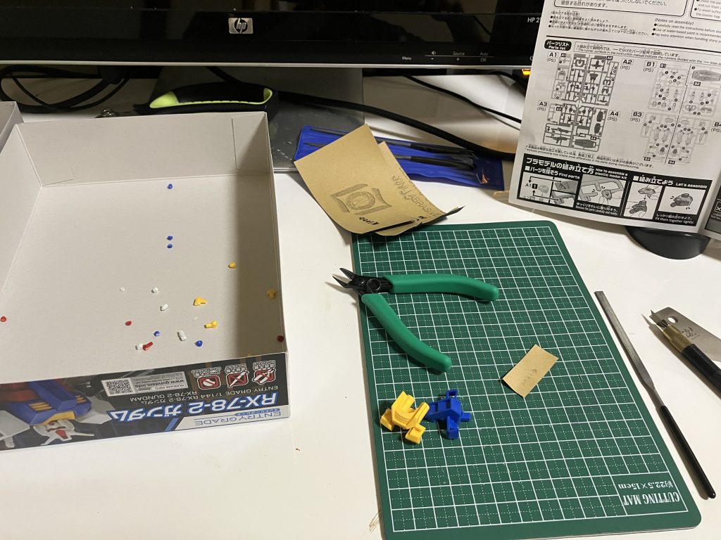 新しい部屋になったばかりなのでまだデスクがなく、PCを置いているローテーブルで作業しました。座椅子はきつい……