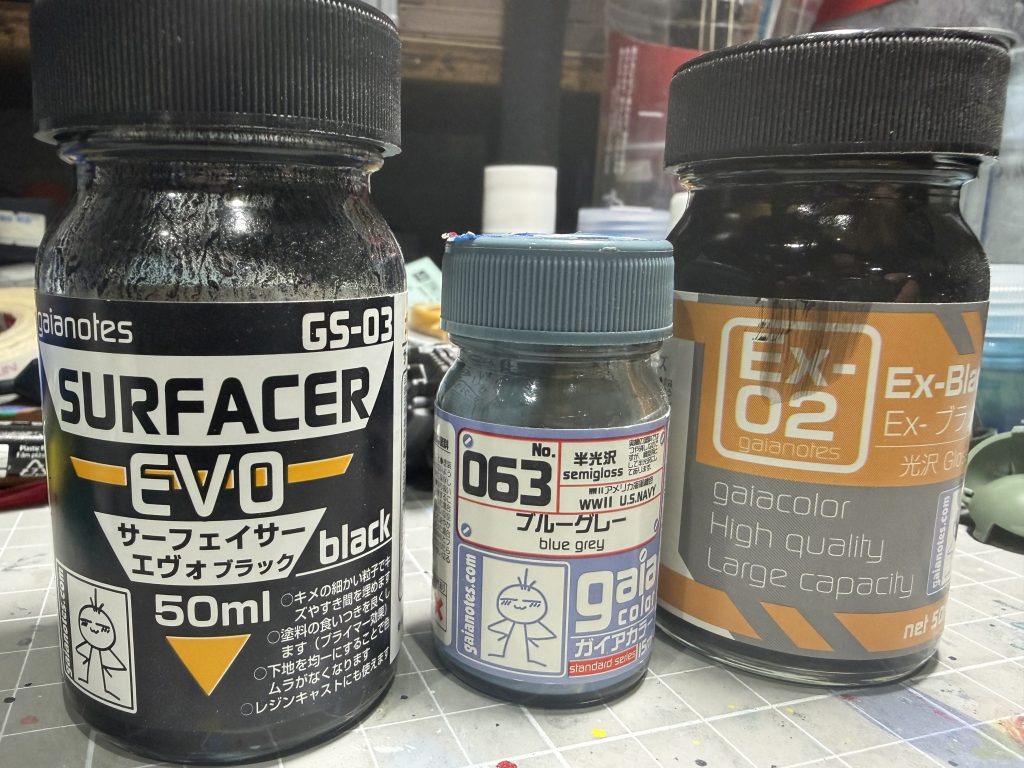 ちなみに下地はエヴォブラック、ブルーグレーとExブラックを1:1で調色してます。