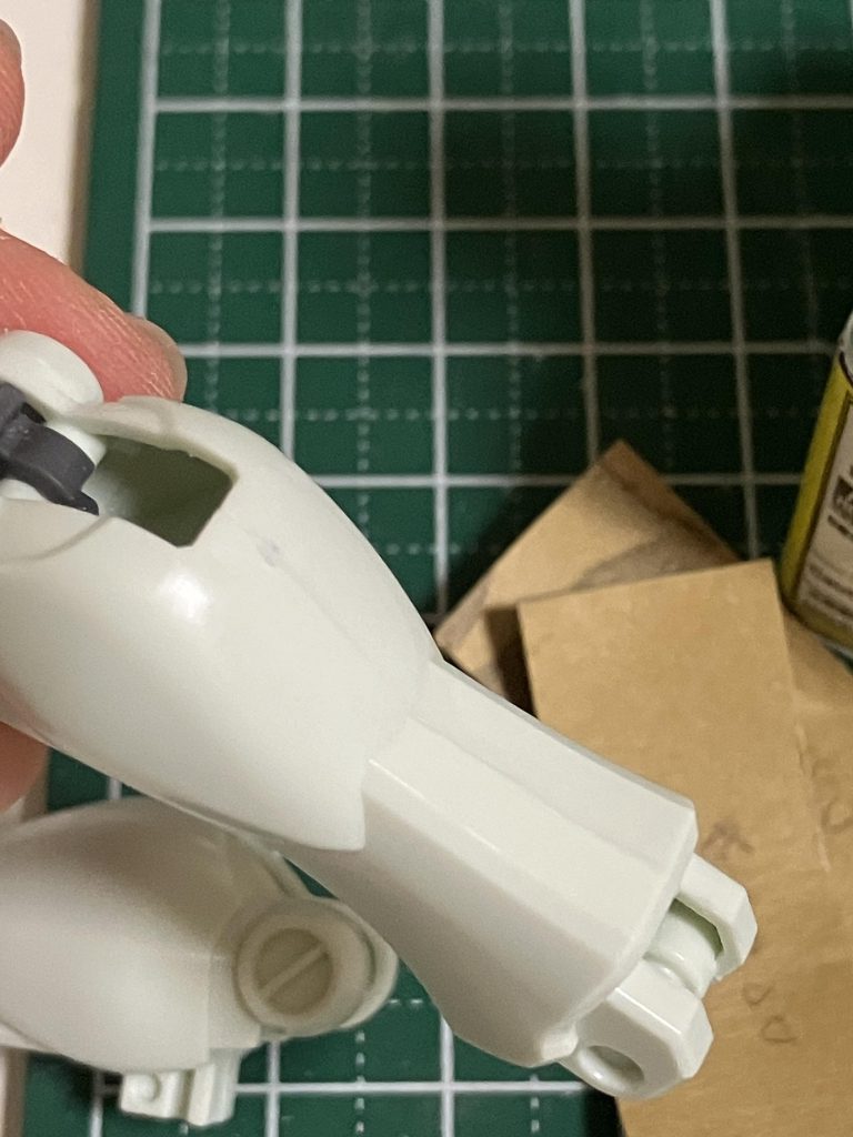 あとで塗装もするので合わせ目消しもしてます。何気に初めてで緊張した…… 後ハメ加工・合わせ目消しのやり方だとか、デザインナイフを使ったゲート処理だとかを作っている最中に学べました。 そして何よりも組んでて楽しかったし、完成後にポージングさせるのも楽しくて、やっぱ僕はガンプラが好きなんだなって思い出しました。実に5年くらいブランクがあったのですが、今度こそちゃんと『趣味』として続けられそうで安心しました。 次回はHG ズゴッグになると思います。そしていつか来たるカスタムグレイズの作成のために、このガンダムには実験台になってもらいます…… 今後とも見かけましたらよろしく願います!