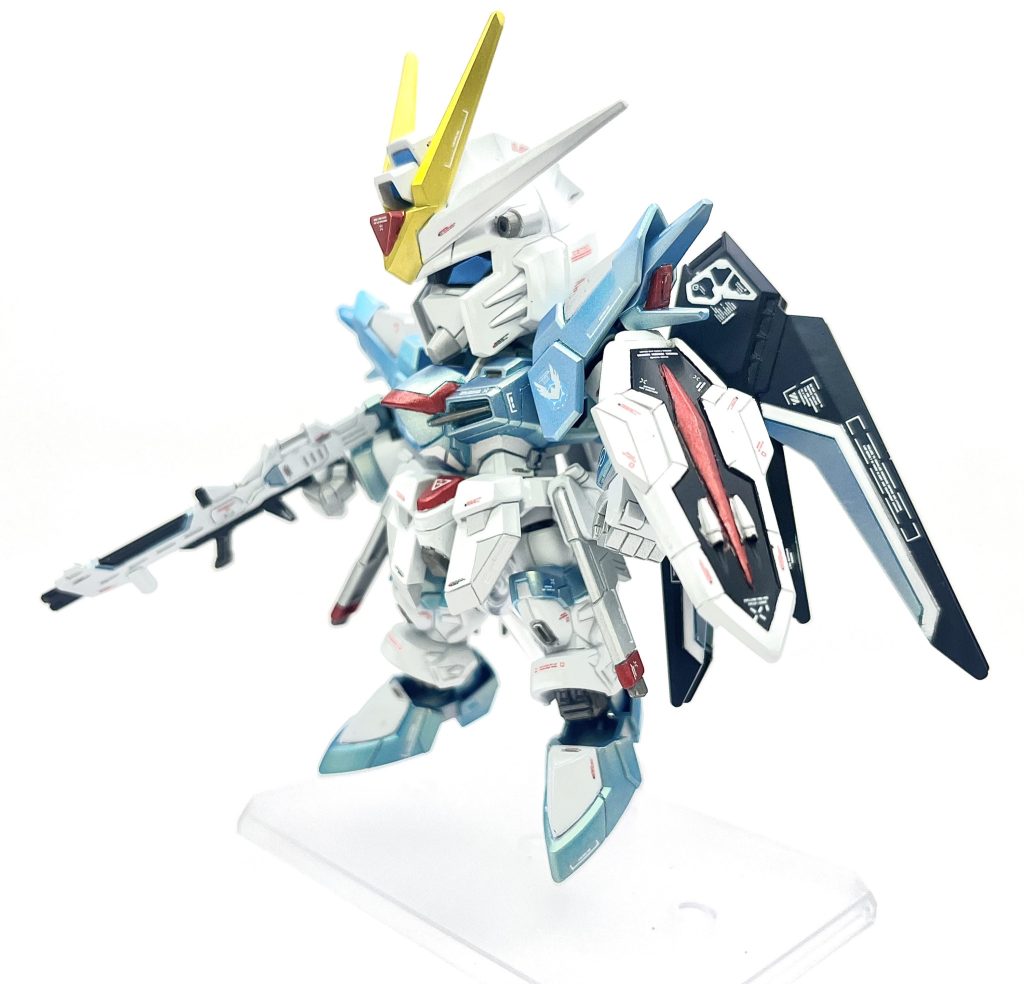 肩やボディの青色部分は偏光カラーのガイアノーツプリズムパステルターコイズブルーイエロー。うっすらと金色に輝く良い塗料。プリズムブルーブラックは光沢塗装で真の力を魅せることを勉強しました。次はトップコートを部位ごとに使い分けてみよう。