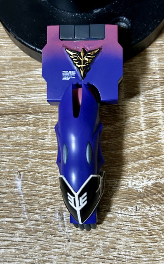 肩の広いスペースにネオジオンエンブレムを埋め込み