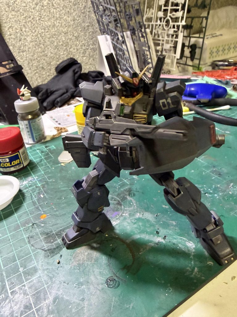 右の肩関節が破損したのでポーズは限られます。ゴールドで一部墨入れしました。ご覧いただきありがとうございました