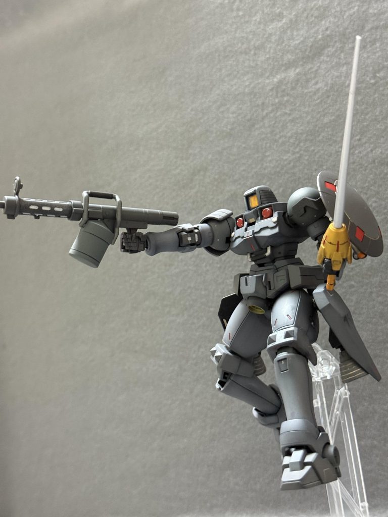 武装はサーベルだけ作りました夜中眠くなる少しの時間だけ作っていたので、あちこち失敗してますがリーオーかっこいいっすね