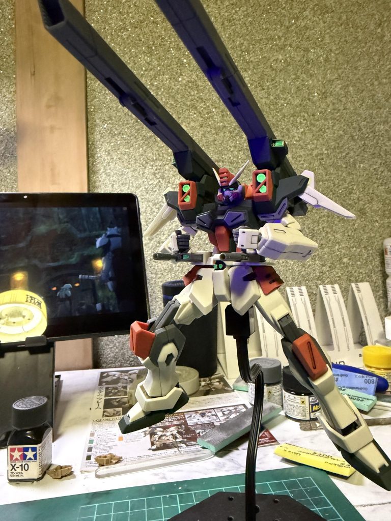 ブラックライトに反応するパーツがあったのでセンサー類は蛍光塗料で塗装しました。ご覧いただきありがとうございました。