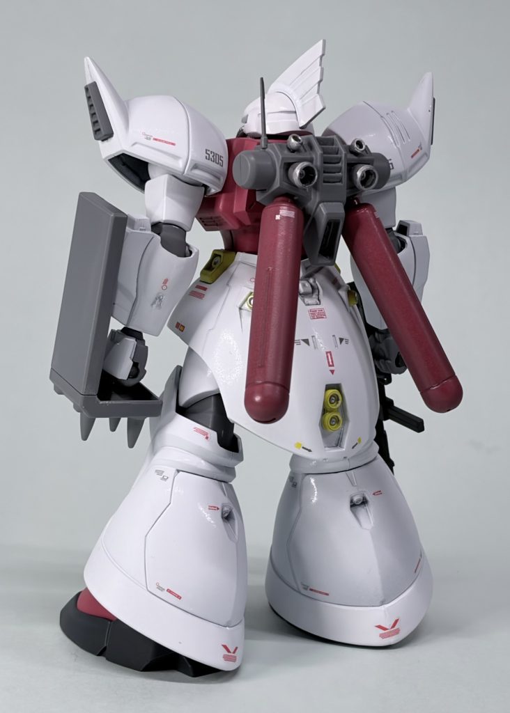 メインカラーのホワイトにグレーを混ぜて、レッドにはあずき色を混ぜて調色。