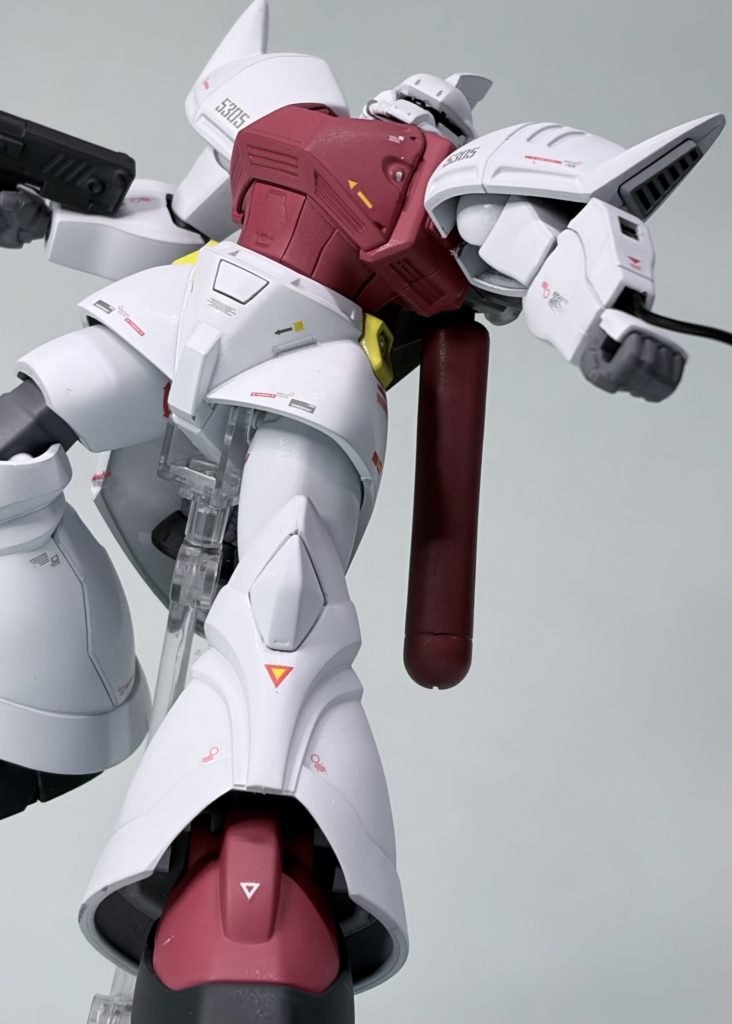 スティグマっぽいのも腕にはめてみました。古いキットなので可動は難しくアクロバティックなポーズは難しい。