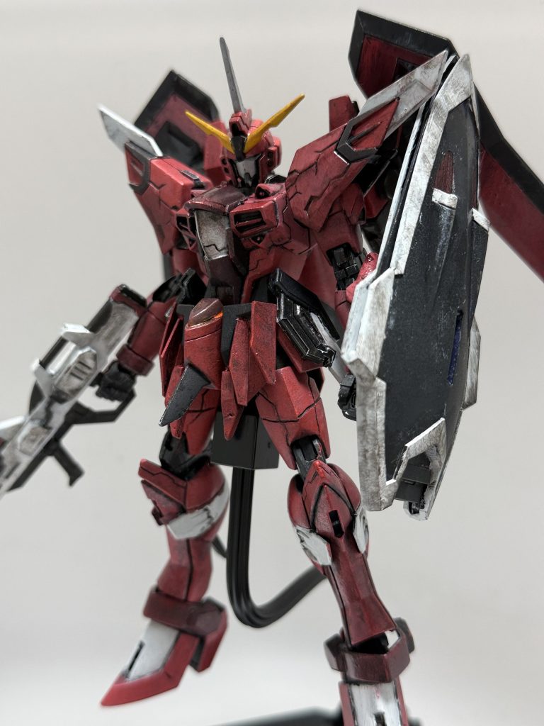 黒立ち上げ、ホワイトでドライブラシ塗装を下地にしメタリックレッドをベースに塗装。輪郭が明るくなる事を意識してグラデーション塗装しています。