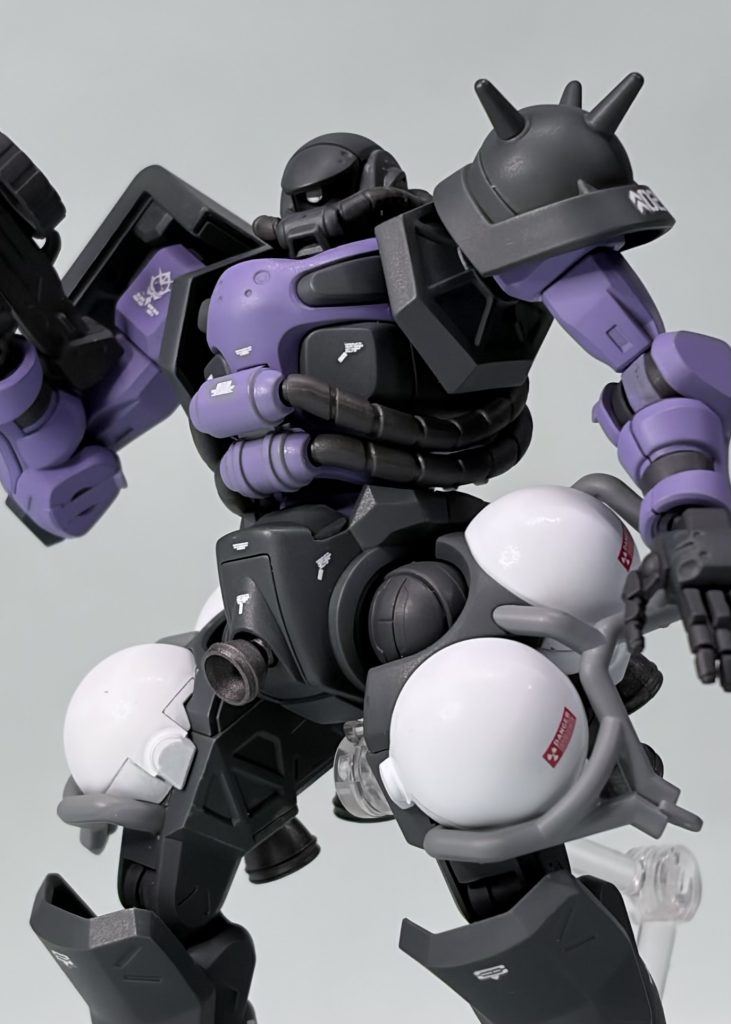 タンクがホワイトなのは三連星カラーをモチーフにしてるので仕方ないけどこんなんいい的ですぐ狙われてしまいますよね。