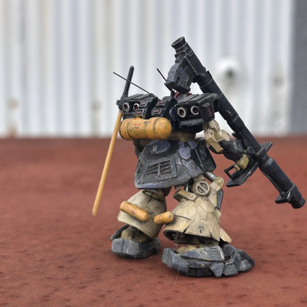 ドワッジは後ろ姿が見せ場ですね。アーティファクトは脹脛外装の下部が省略？され中のメカ構造が見えるようなアレンジが多い気もしますが、個人的にはドムはその辺りきっちり隠れてる方が好みです。チラッと見えるのはOKシタデルを知ってから黄色やオレンジに対する抵抗が少なくなってきました。