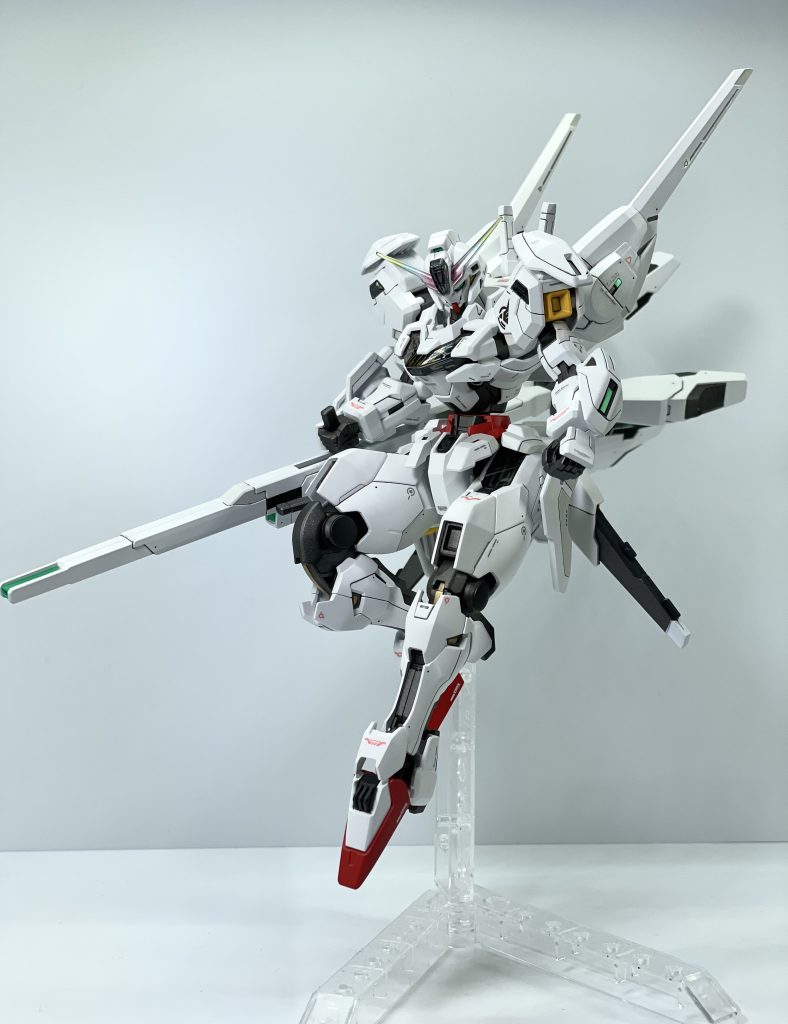 外装白:サーフェイサーエヴォホワイト(下地)＋アルティメット＋ニュートラルグレーⅡにフラットホワイト少量外装赤:フラットレッドにシャアレッド少量外装黄サンシャインイエロー内部フレーム:サーフェイサーガンメタ＋GXレッドゴールド(部分塗装)