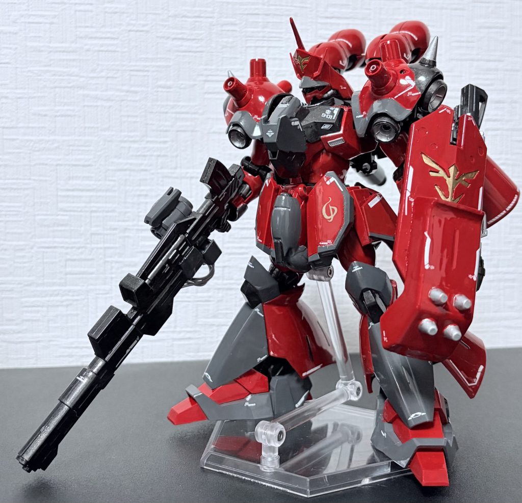 サイコドーガを仮組みした時に、上半身ムキムキなのに、下半身がほぼ普通のギラドーガで、なんか寂しいなと思ったのでサザビーと組み合わせてゴツくしました