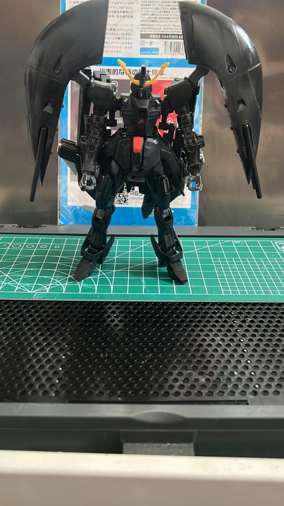 下地はアクリジョンのベースグレー。