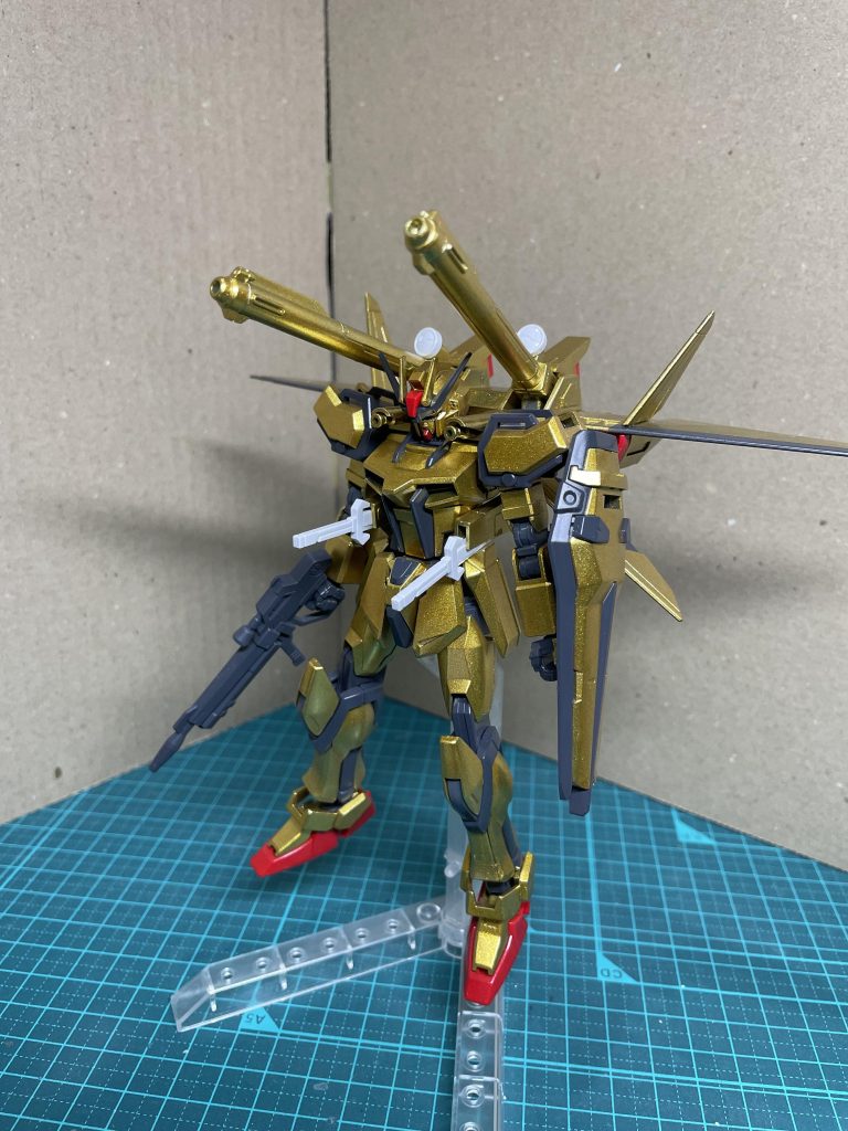 塗装剥げが怖くてあまり動かしていません。こうやって見ると、ストライクとアカツキはやっぱり似てると思いました。