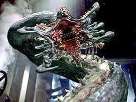 すいません、完成した姿が思ったよりも自分の思い通りで調子に乗ってました、ごめんなさい🙏私、80から90年代以後のモンスター系ホラーが好きで、その手の造形は好物だす。今回、年代から木星の機動兵器なら生々しいのがいいよな?と思って、自分のホラーネタをぶち込んでみました。次からネタバレ。1.シュヴァイン 今回のMSモードの元ネタです。内容もグロい。2.オクタルス 今回のMAモードの元ネタ^_^「ザ・グリード」という海洋ホラーのラスボス。キモいよね^_^3.オクタルス(触手) 見た目口あるけど2.と繋がってるちゃんとした触手。キモいよね^_^ テンタクラーロッドの元ネタ^_^4.エイリアン ベースのプロヴェデル下腹部をカバーで隠すときにエイリアンに見えたのがきっかけ^_^5.カンディル 名前はナマズの仲間ですが、飛び掛かる習性は「ザ・ピラニア2 」に出てくるピラニアと飛魚の合いの子。グロいしキモい^_^「デカい・強い・キモいか異形」が映えるが、私のラスボス像。近年のスマートさからは真逆ですねー^_^(4枚目)
