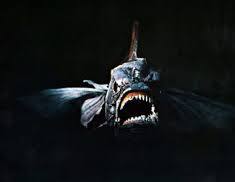 すいません、完成した姿が思ったよりも自分の思い通りで調子に乗ってました、ごめんなさい🙏私、80から90年代以後のモンスター系ホラーが好きで、その手の造形は好物だす。今回、年代から木星の機動兵器なら生々しいのがいいよな?と思って、自分のホラーネタをぶち込んでみました。次からネタバレ。1.シュヴァイン 今回のMSモードの元ネタです。内容もグロい。2.オクタルス 今回のMAモードの元ネタ^_^「ザ・グリード」という海洋ホラーのラスボス。キモいよね^_^3.オクタルス(触手) 見た目口あるけど2.と繋がってるちゃんとした触手。キモいよね^_^ テンタクラーロッドの元ネタ^_^4.エイリアン ベースのプロヴェデル下腹部をカバーで隠すときにエイリアンに見えたのがきっかけ^_^5.カンディル 名前はナマズの仲間ですが、飛び掛かる習性は「ザ・ピラニア2 」に出てくるピラニアと飛魚の合いの子。グロいしキモい^_^「デカい・強い・キモいか異形」が映えるが、私のラスボス像。近年のスマートさからは真逆ですねー^_^(6枚目)