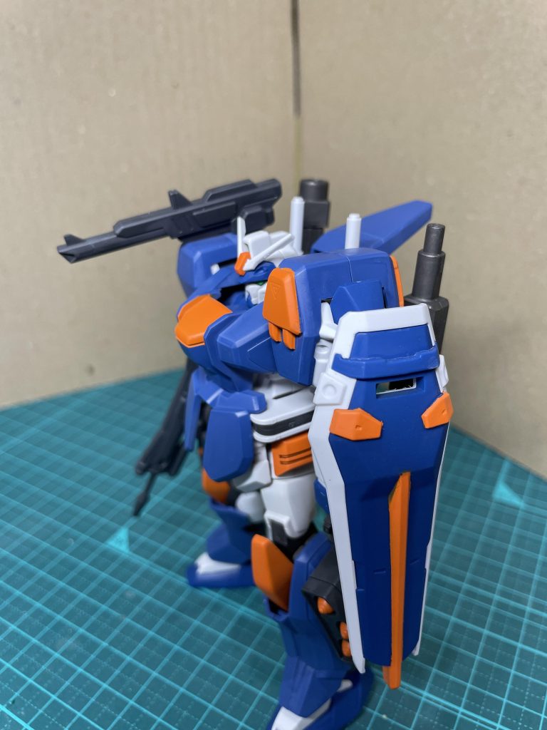 腰部と太腿はバスターのものを移植しています。デュエルと接続方法が異なっていたので、意外と苦労しました。