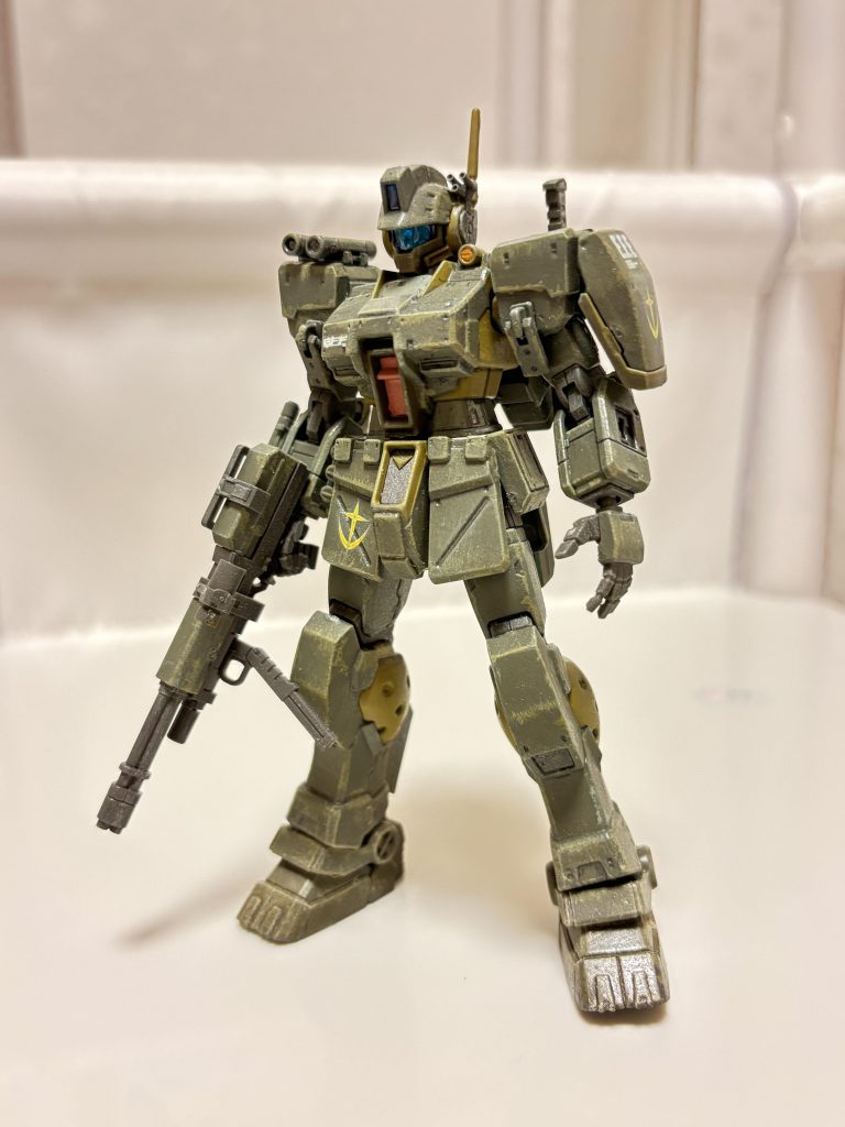 どうやってガンプラを入れるか……今回は本当に苦労しました(gundam-kao10)たまたま手に入ったジムスパルタンに助けられましたが、ジムスパルタン、なんかこの一コマで終わるの勿体無いですよね。めっちゃかっこいい。ジムスパルタン作ってて、第４部のような中途半端なメロドラマをだらだら書いてるより、ジムスパルタンでドンパチやる話の方が需要ありそうだなと思いました笑　今回は、１年戦争終戦後、ガンダムを没収されたヘントに新たにあてがわれた機体という設定で登場させました。密林とか市街地で冷静に連携を取る２２部隊の活躍とか、見てみたい気もしますが、ミヤギのPTSD設定があるので、たぶんの0081までの約１年は、ホントにがっつりした戦闘をしていなそうで、描けなそうです。（そんな使えない兵員の維持に、MSあてがったりコスト割くかなあ、とか自分でツッコミ入れてしまいます笑）描くとしたら、別の部隊の違う人たちですね。まあ、いつか、なにかの機会に使ってあげたいとは思っています。なので、22のナンバリングと、桜のマークは入れずに作りました。 ちなみに、最近のデジラマは、背景はジェミニに作ってもらい、フォトルームを使って切り貼りしています。イラストの背景（今回のレセプション会場）などもジェミニ産です。