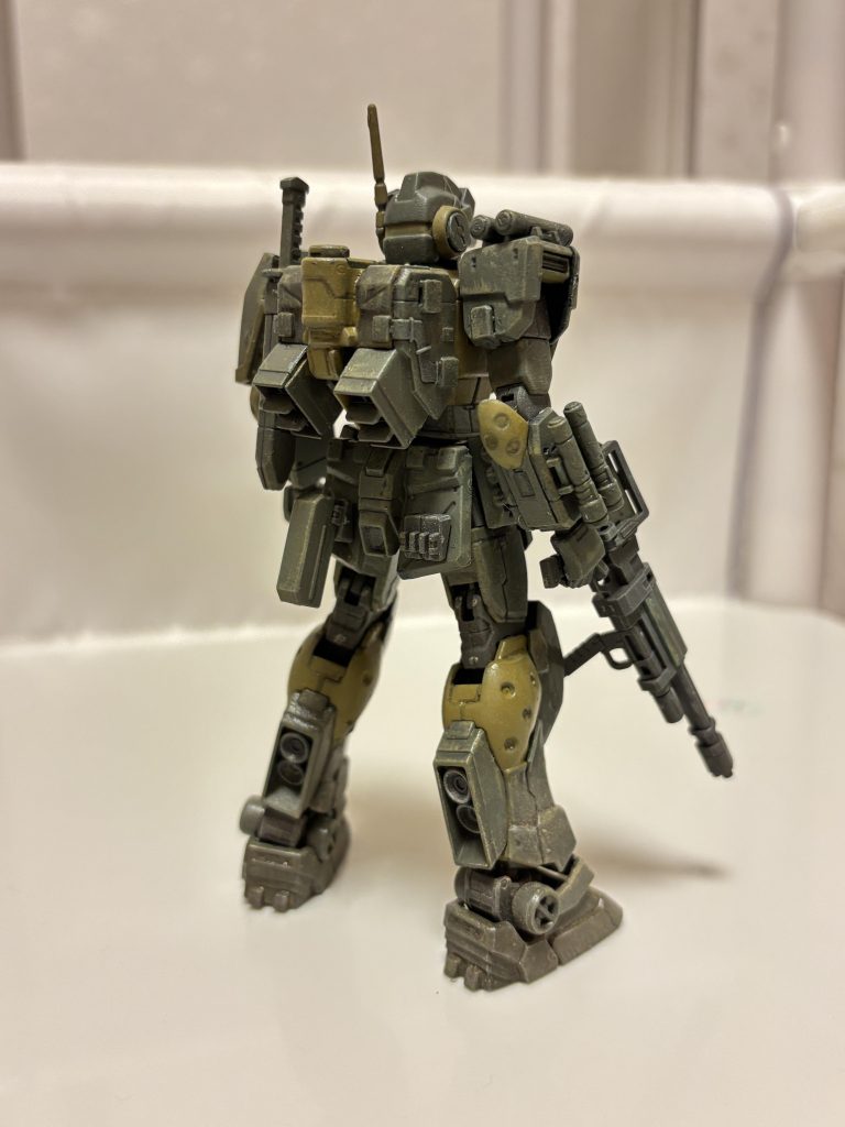 ジムスパルタン、背中がかっこいい……(gundam-kao3)さて、余談になりますが、キャラクターの名前について、ちょっとした裏話を笑キャラクターの名前は割とふざけて、ノリでつけていますが、その由来を一部ご紹介します。 【その１】いわゆるパクり笑ボブ、ケビン、スチュアート……第２部の最初に出てきたジオン兵は、黄色くてまるっこいあいつらの名前です。このシリーズは、デイブとか、オットーとか、他にも結構います笑