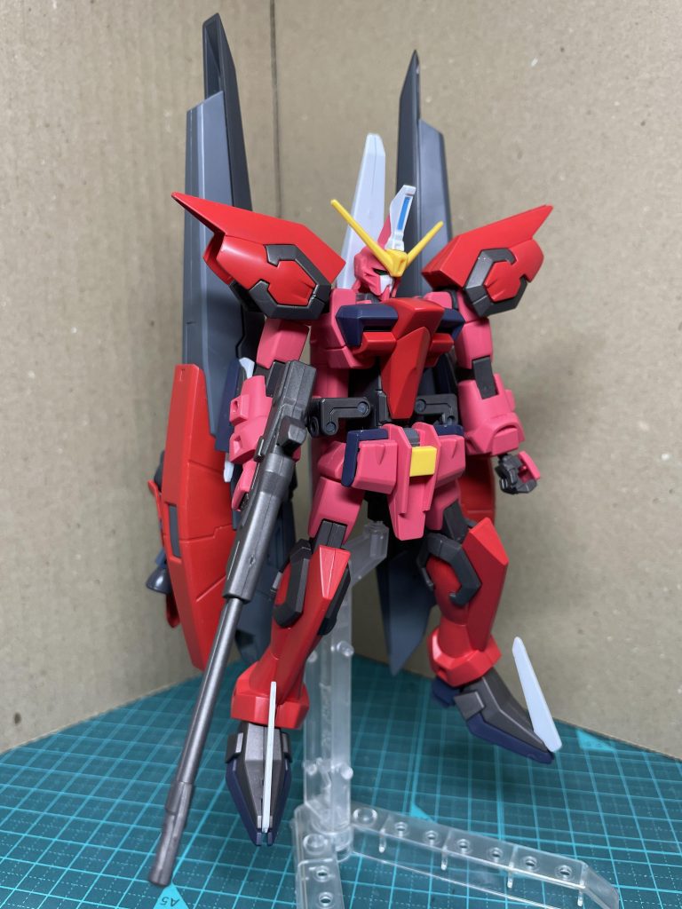 サイドアーマーを外して追加装備をつけています。