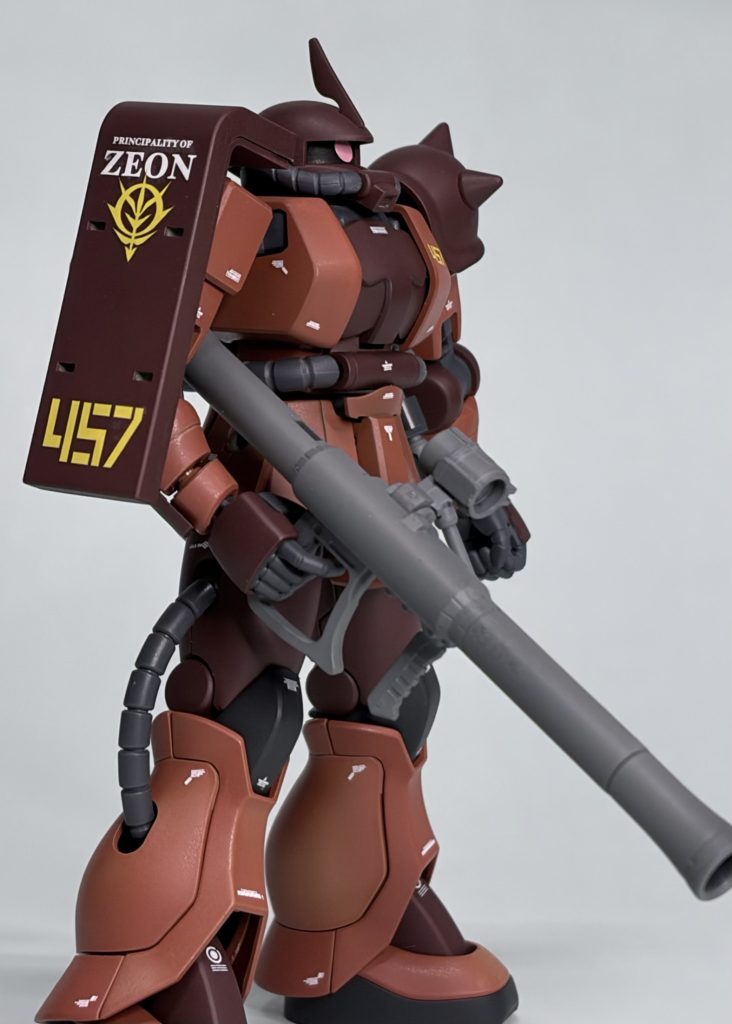 リバイブ版は手首の可動が充実しているのでギャビーのシンボルでもあるバズーカも自由自在に装備できます。