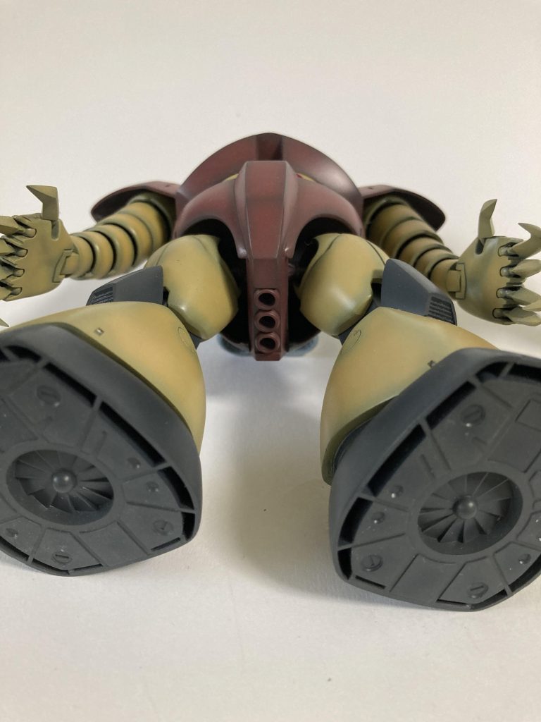 脚裏の肉抜きはスクリューに水を送る注水スリットと解釈して、そのままです