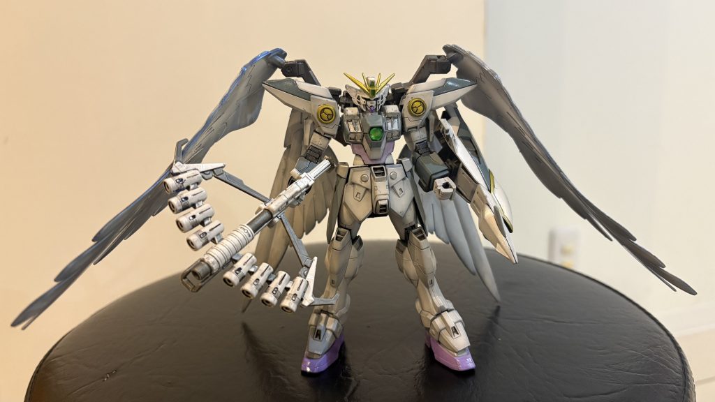 紅月昇さんの作例とほぼ同じ、胸と翼は1/144ゼロカスタム、他はHGACゼロです