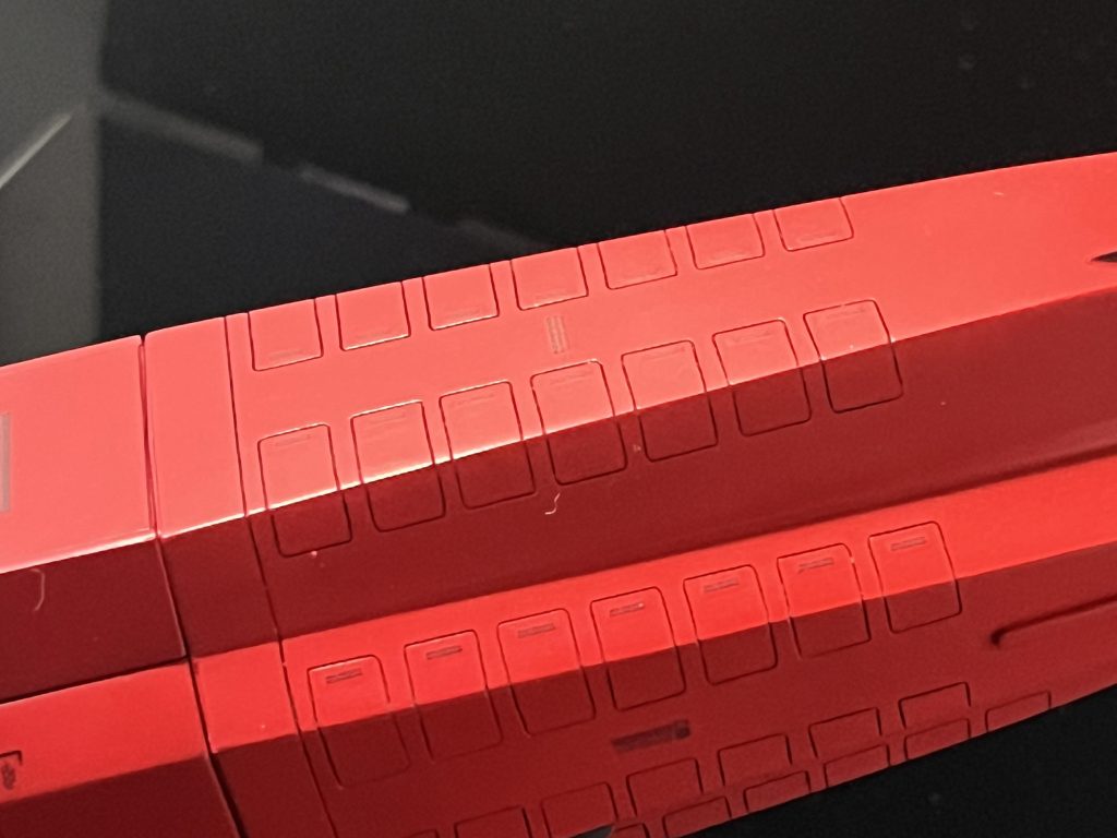 7×8=56箇所のミサイルハッチはテンプレートを使用して彫りました。