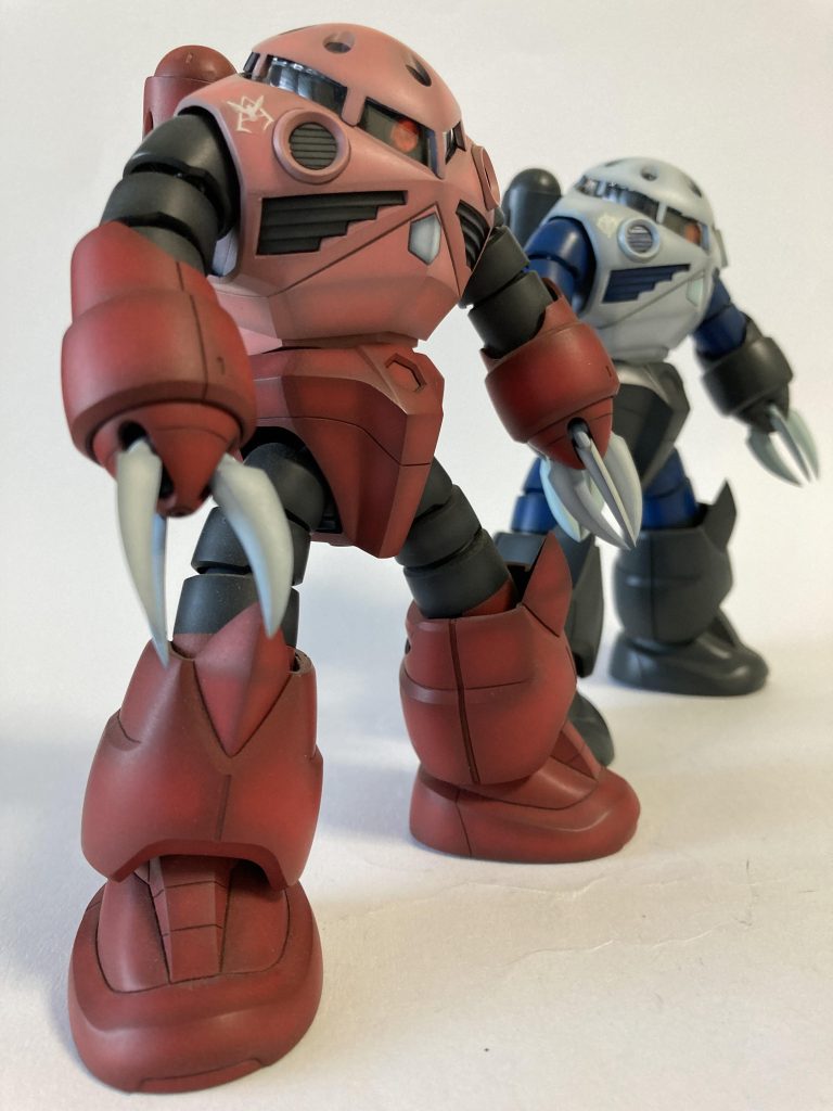 ズゴックは真っ直ぐ立たせるとちょっとマヌケな感じな気がするので、基本は猫背の前傾姿勢です