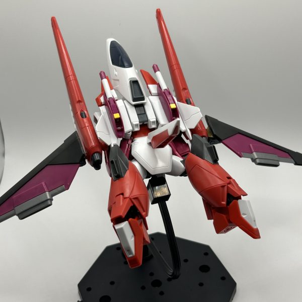 閲覧頂きありがとうございます。 HGで∞ジャスティス、セイバー、エアマスター3機のミキシングです。後は筋の掘り直しと塗装なのですが、何色にしようか迷っていまして、、、エアマスター色にするか？ジャスティス系にするか？それとも全然違う青系とかにしてみるか？よろしければみなさんからもご意見頂ければと思いますので、よろしくお願い致します。（3枚目）