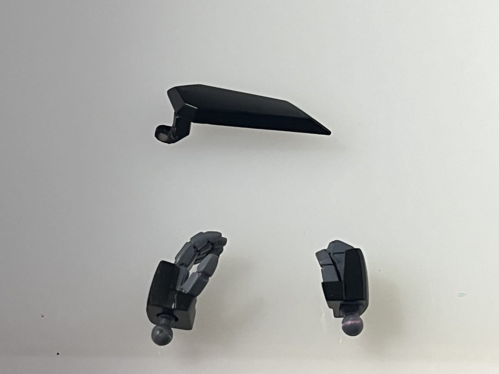 フロントアーマーは後ハメのため磁石接続に変更。拳はキットパーツ。開き手はHDM 1/100連邦用+キットの手の甲で作成しました。