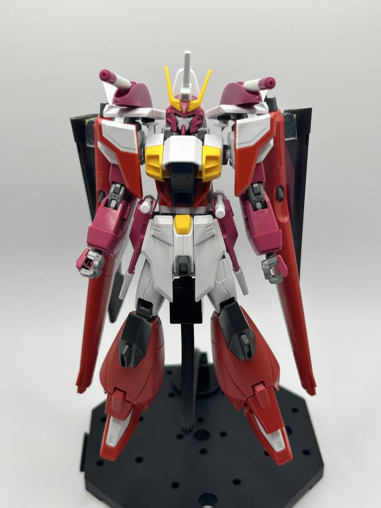 塗装前。結構白が多めで、白部分はそのままにして色を揃えようかとも思ったのですが、名前にジャスティスがつくならやっぱり赤系を少し多めにとなりました。アンクルガードも長すぎたので右足に合わせてカットしています。