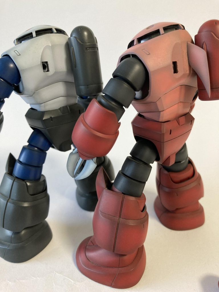 シャア専用ズゴックを見た当時、『アレ?ツノ無いの?』って思った記憶が実は指揮官機はタンクの間に通信用アンテナが設置されてます(ウソです)あーだから劇中では見えなかったのか!(ウソです)