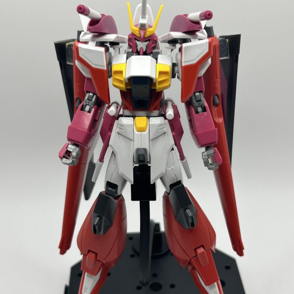 閲覧頂きありがとうございます。 HGで∞ジャスティス、セイバー、エアマスター3機のミキシングです。後は筋の掘り直しと塗装なのですが、何色にしようか迷っていまして、、、エアマスター色にするか？ジャスティス系にするか？それとも全然違う青系とかにしてみるか？よろしければみなさんからもご意見頂ければと思いますので、よろしくお願い致します。（2枚目）