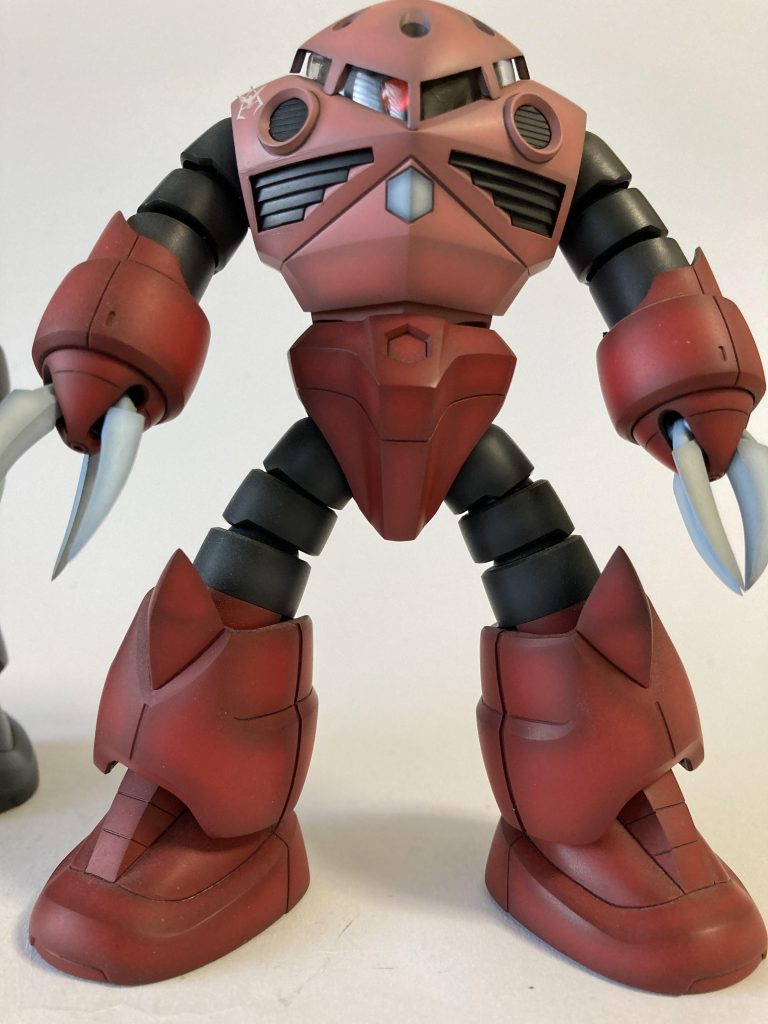 当時はスゲー!シャアズゴかっこいい!って観てましたが、見直すと『チョインチョインチョイン…』とせかせか動き回る動きがなんともシュールです…