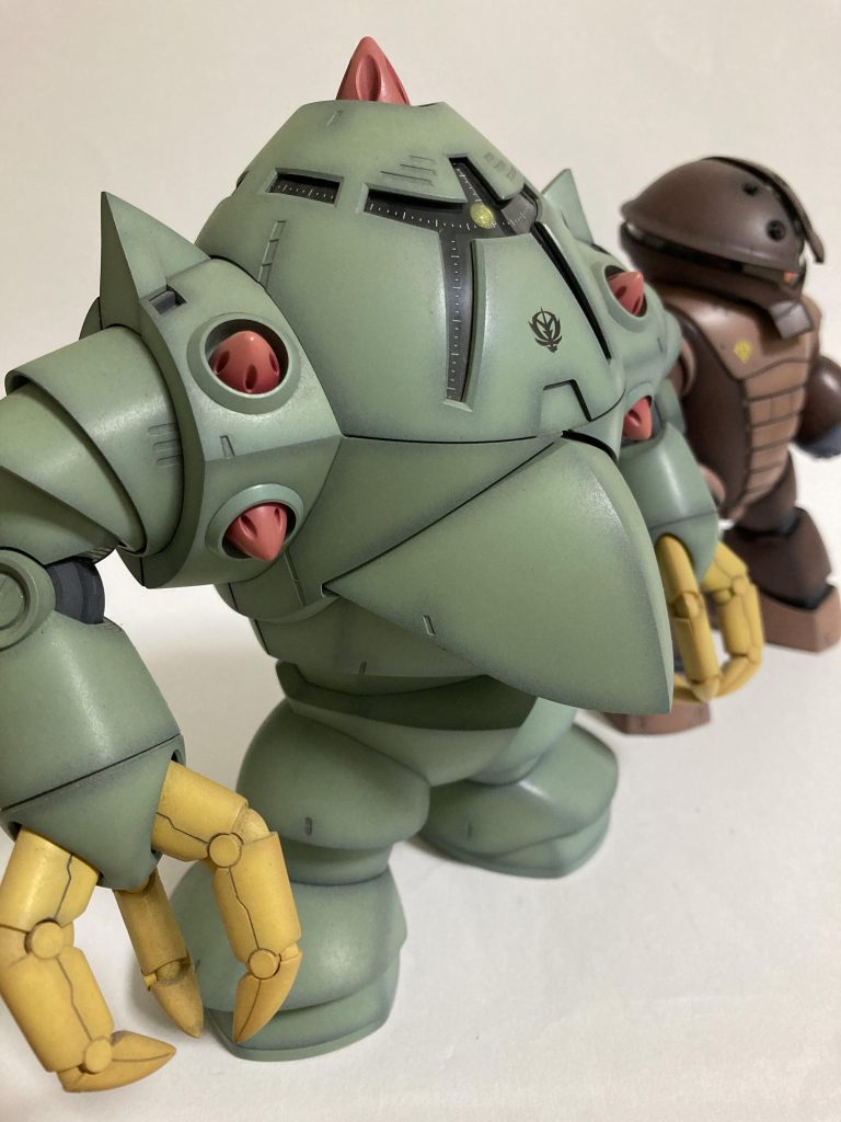 ゾックの爪は攻撃用というよりは砲撃時に周囲の地形に機体を固定するアンカー的な役割だったのかと推測