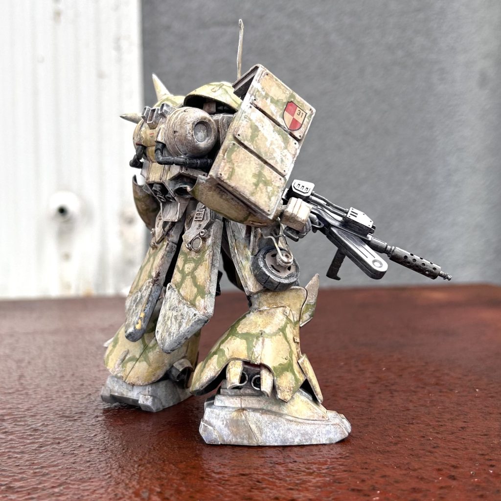 腰に付けてるのは投擲地雷？みたいな感じ