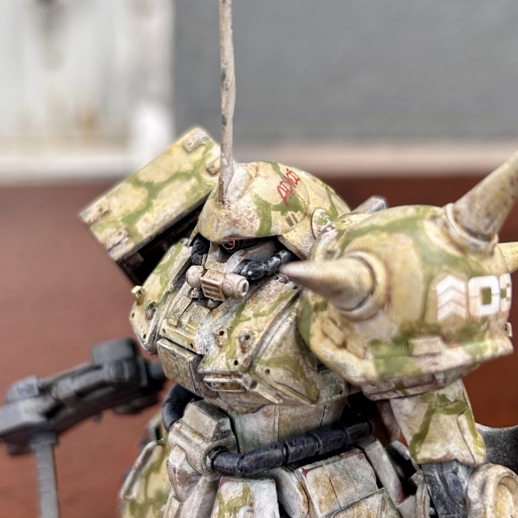 口？は合わせ目消しが難しそうだったので、カットしてプラパーツで新造。モノアイもプラパーツでディテール追加