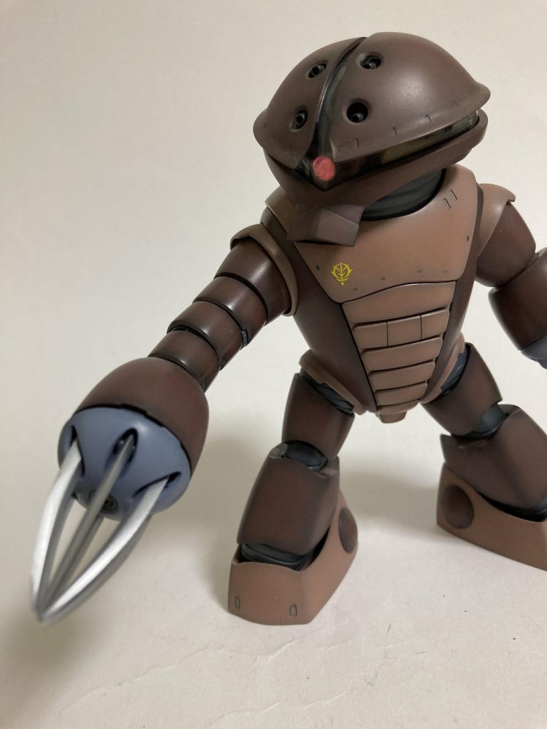 腕と爪を伸ばした状態