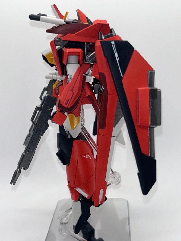 横。 腕部にはエアマスターのサイドスカートをミニシールドとしてプラ板で基部を作って取り付けていますので、外す事も可能です。 また、アムフォルタスの翼はインジャのファトュムの物を加工して取り付けています。翼が大型化して見栄えも良くなりました♪ 