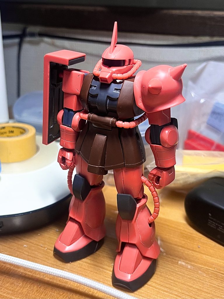 ザクⅡは無塗装でもフォルムが素敵。