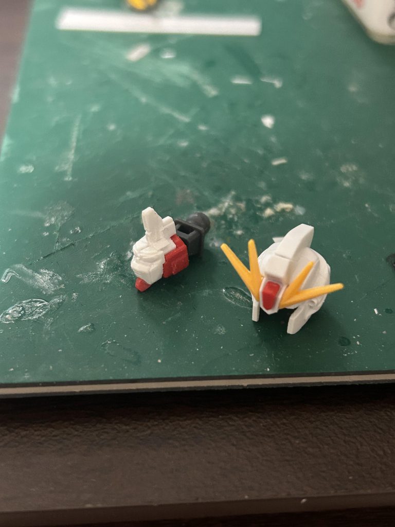 このキットでよく言われている人相の悪さはフェイスパーツの上にプラ板を貼ると大分軽減される感じでした。ヘルメットに深く刺さりすぎなんでしょうね…。全体としては普通に組むにしてもいじるにはいいキットだと思いました。F91を芯にVガンの旧キット作られてる方もいて途中このままF91として作るんじゃなくてなんども旧キットの素材にしたくなりました…。