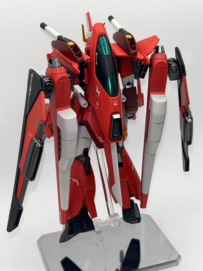 背面。 リアスカートにはセイバのスタビライザーを付けて、変形時の機体制御に用いるという脳内設定。また、肩にもファトュムの武装をプラ棒で付けているので、角度をつける事も可能にしてあります。