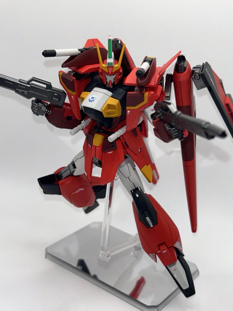 以下ポージング。SEED打ちしようと思いましたが、変形もありあまり動かすと塗装が剥げるのでちょっとエアマスターぽいポーズで。 改造内容としてはミキシング、各部筋の掘り直し、エアブラシ全塗装、筆塗り部分塗装、墨入れ、デカール貼り、艶消しトップコートです。