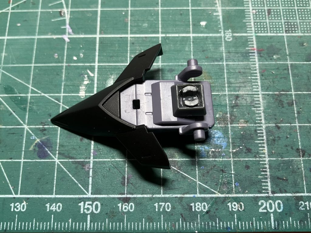 　首は単なる軸接続で埋もれがちなため可動はほぼ皆無でした。フロントアーマーと同じく、ボールデンのボールジョイント(小)を使って可動範囲を拡大しました。胴体フレーム側の受けが飛び出して隙も大きいため、ウェーブの角・バーニアをリーマーでゴリゴリ穴を広げてカバーを製作。後ろにはくさび形に隙間が空くので、エポキシパテで埋めて整形。